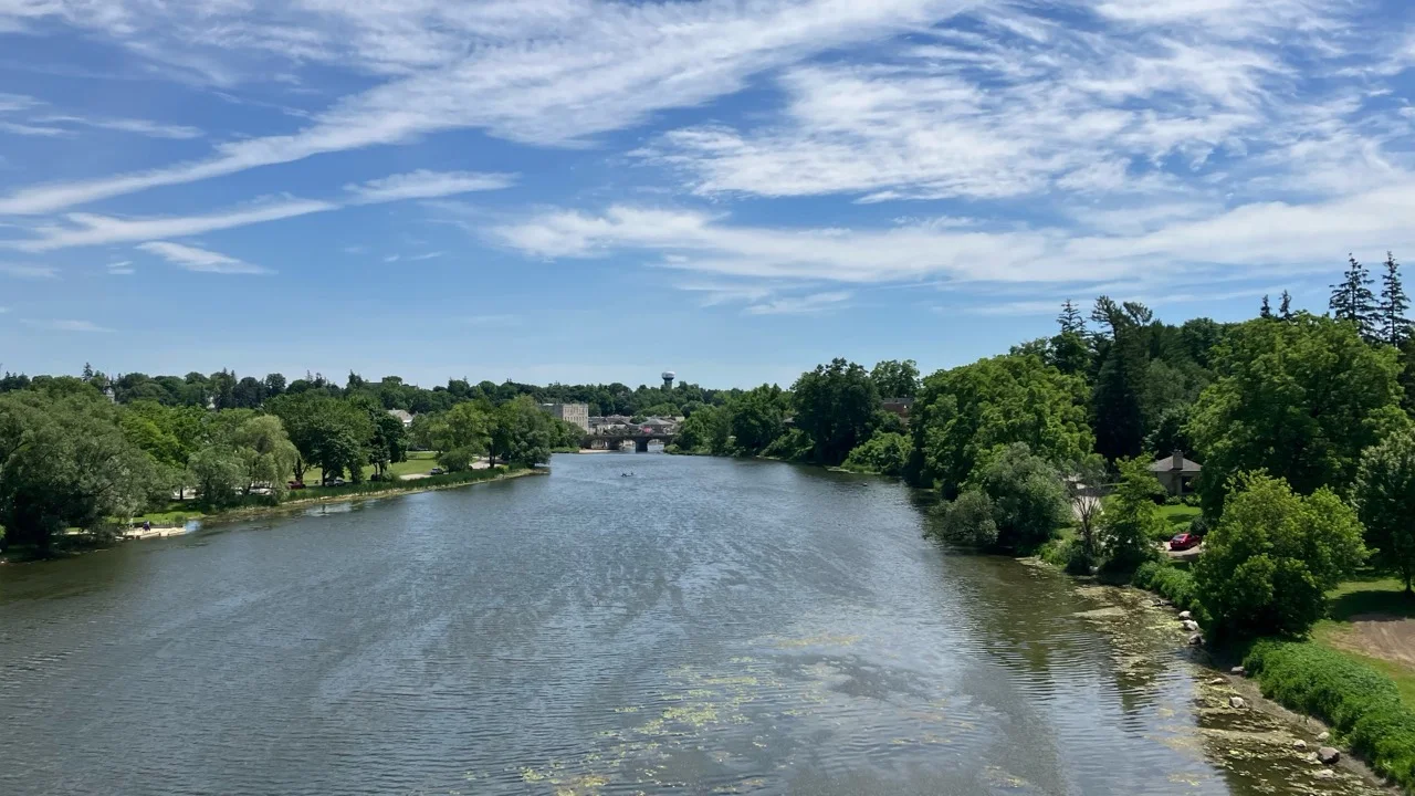 Riverview Walkway 旁宽阔的 Thames River 景观