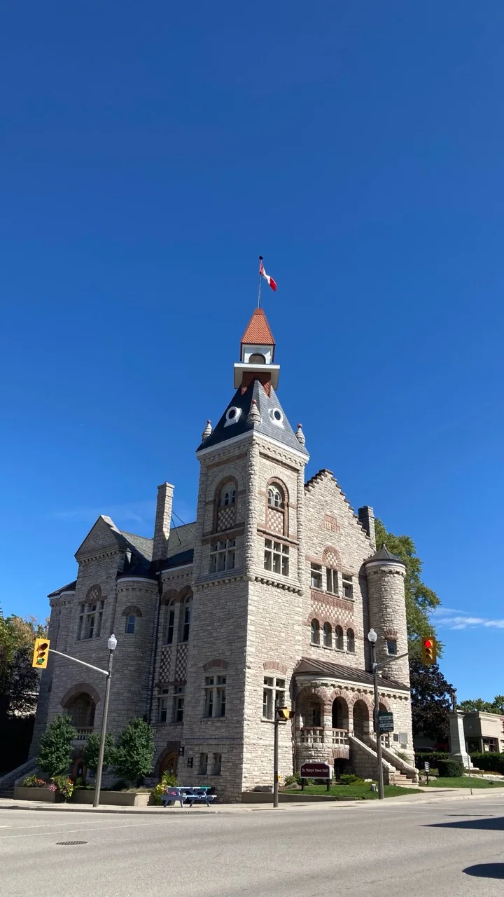 蓝天下的 St. Marys Town Hall 石灰岩塔楼