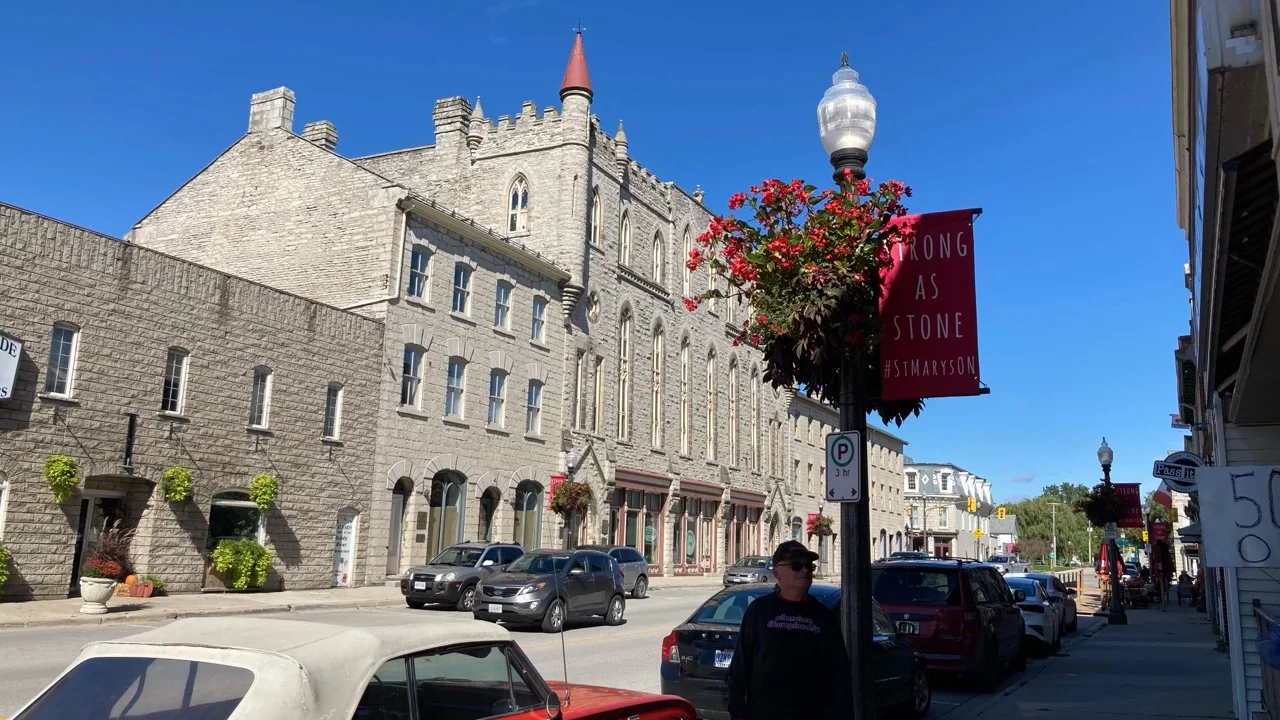 Stonetown 中心 Water Street 的石灰岩建筑