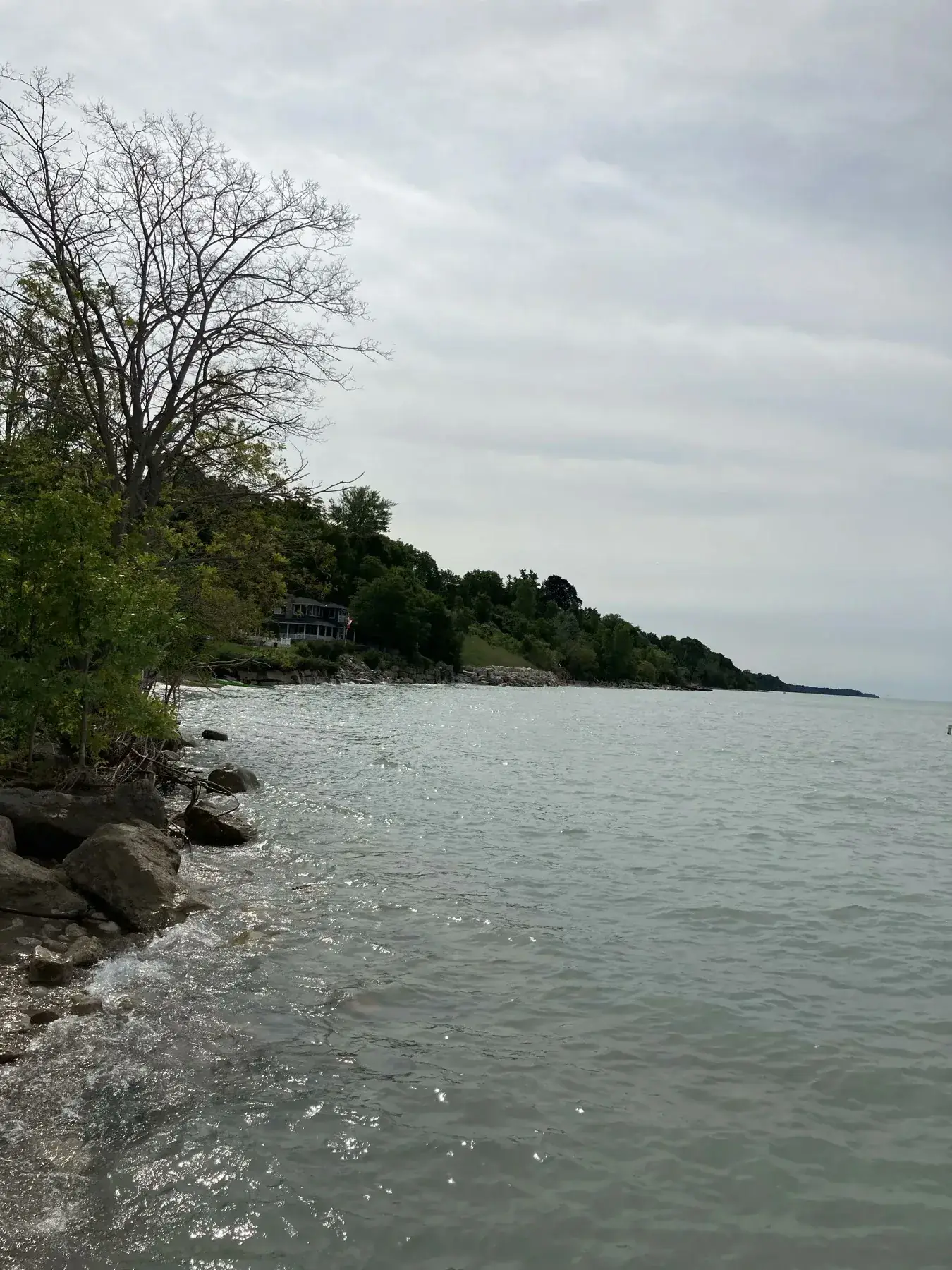 Orilla rocosa y agua del Lago Hurón en Bayfield, Ontario