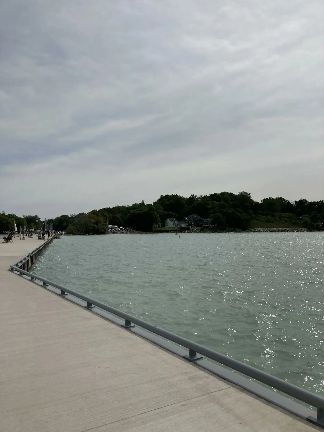 Camino peatonal y agua cerca del muelle Bayfield.