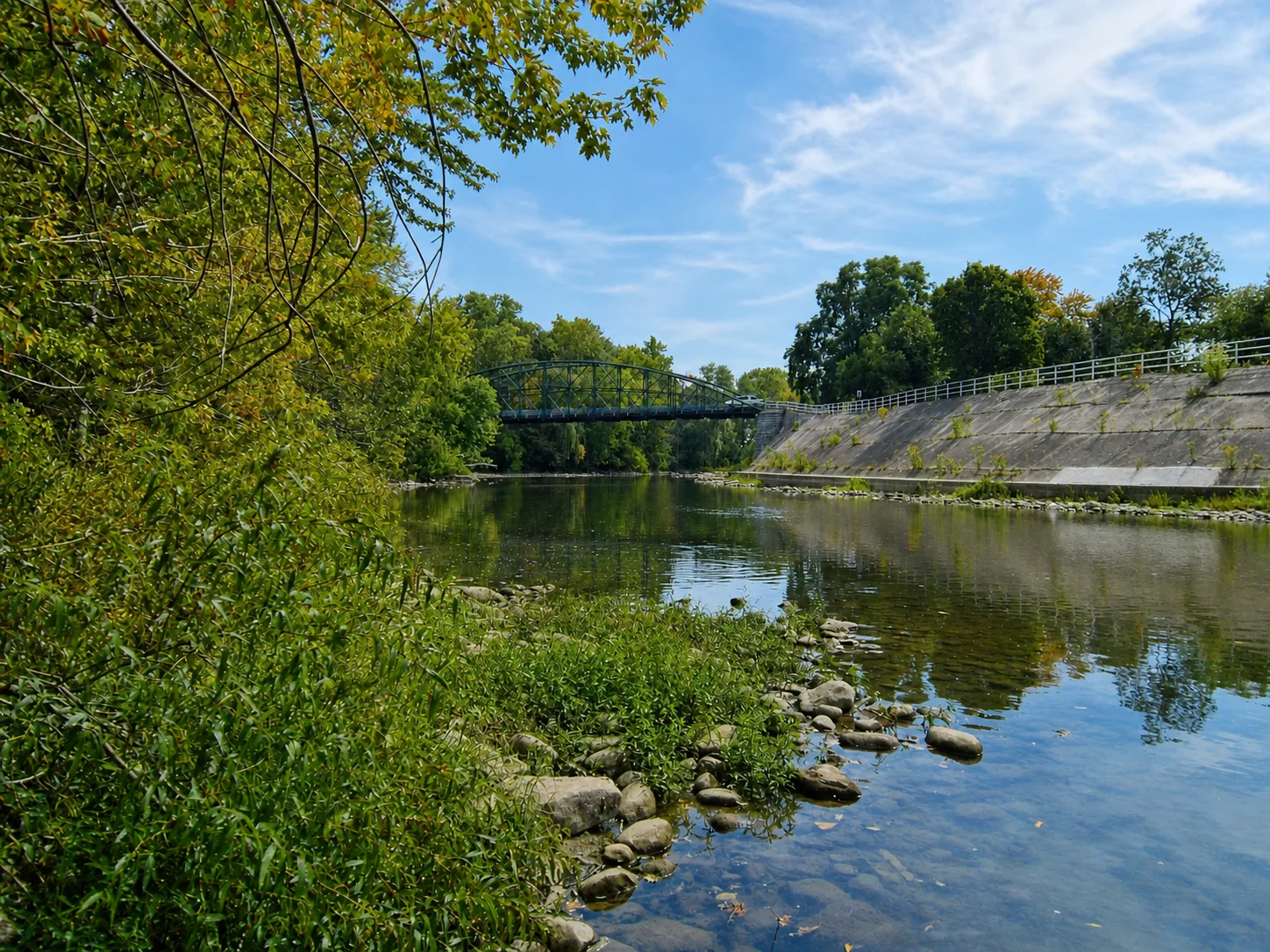 Bridge over the Thames River beside Gibbons Park