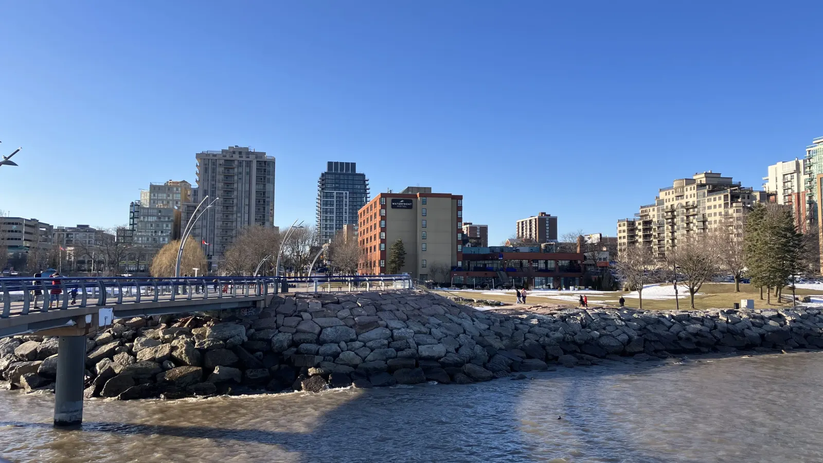 À beira do lago Rocky Burlington com água do Lago Ontário e um céu azul de inverno