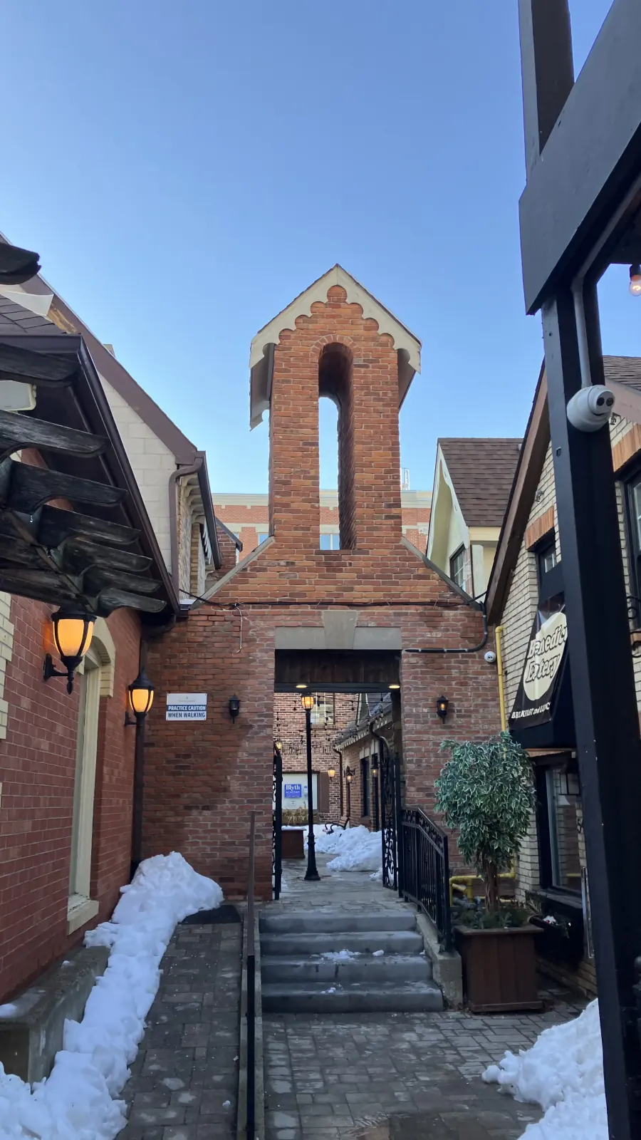 Arco de tijolos e pista nevada em Burlington Village Square