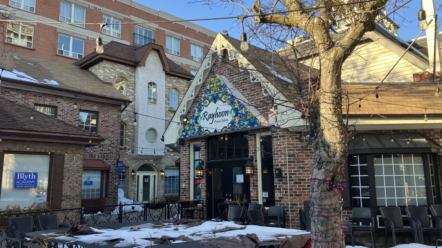 Fachadas de tijolos da Burlington Village Square e neve no inverno