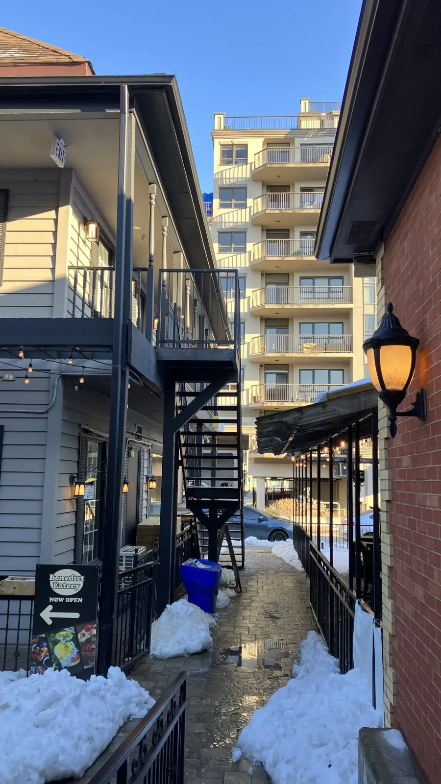Pista Snowy Burlington Village Square com edifícios de tijolos e lâmpadas