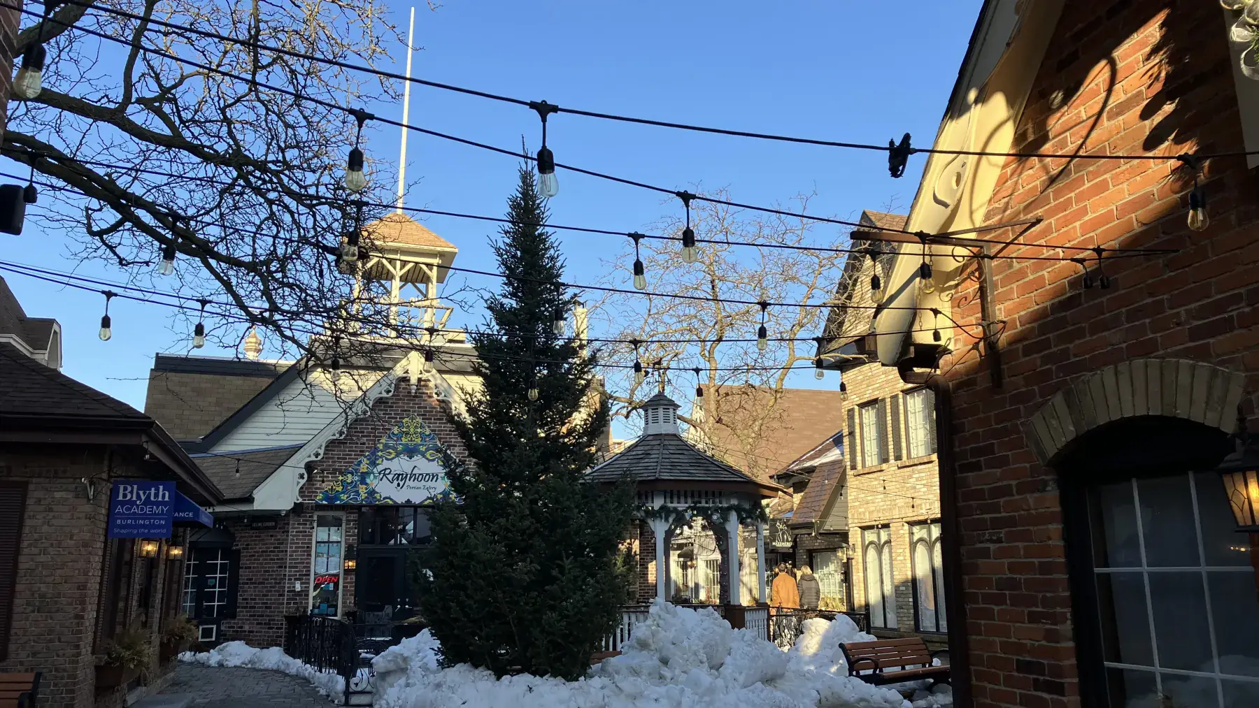 Pátio nevado em Burlington Village Square com fachadas de tijolos