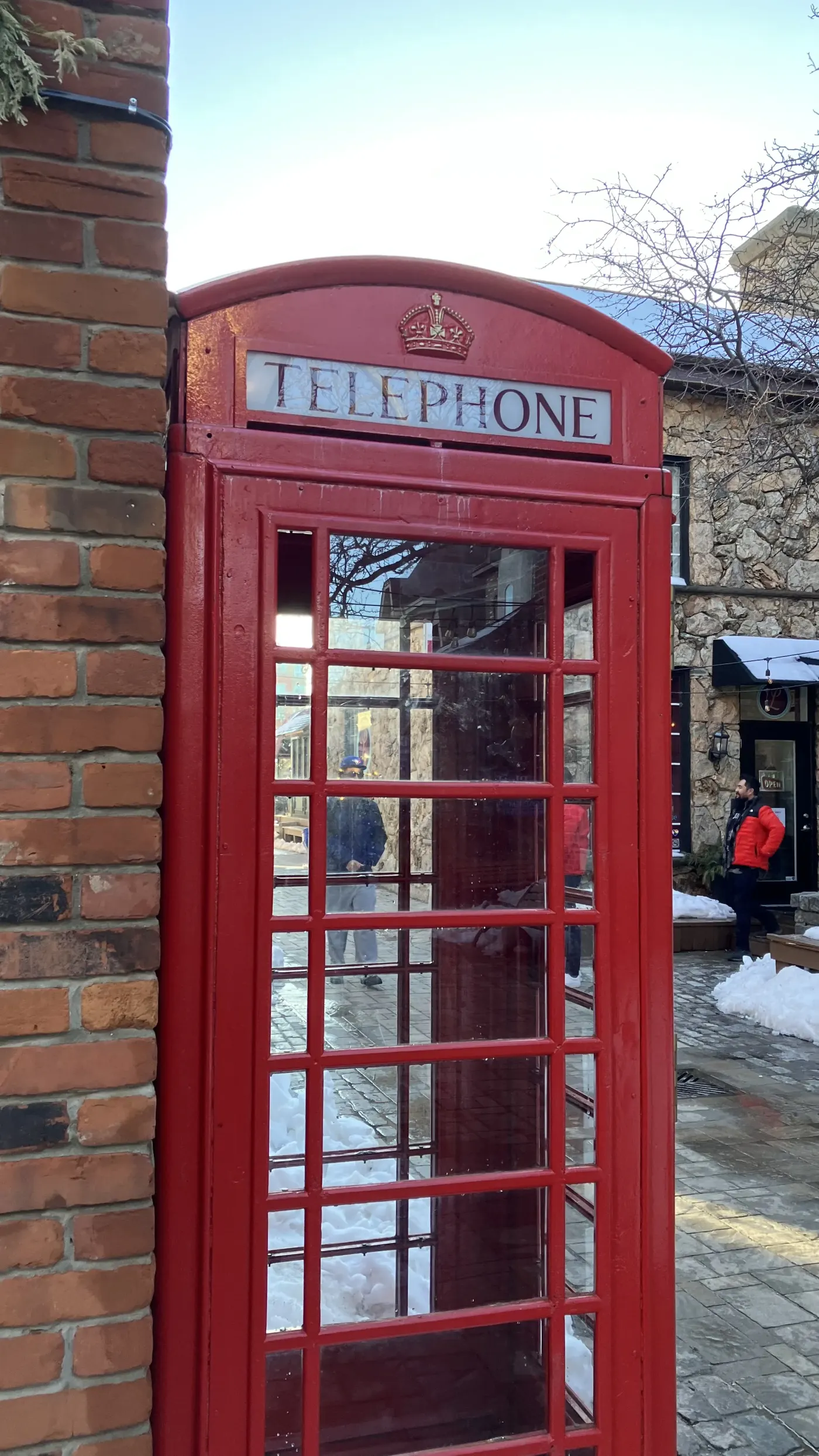 Cabine telefônica vermelha em Burlington Village Square durante o inverno