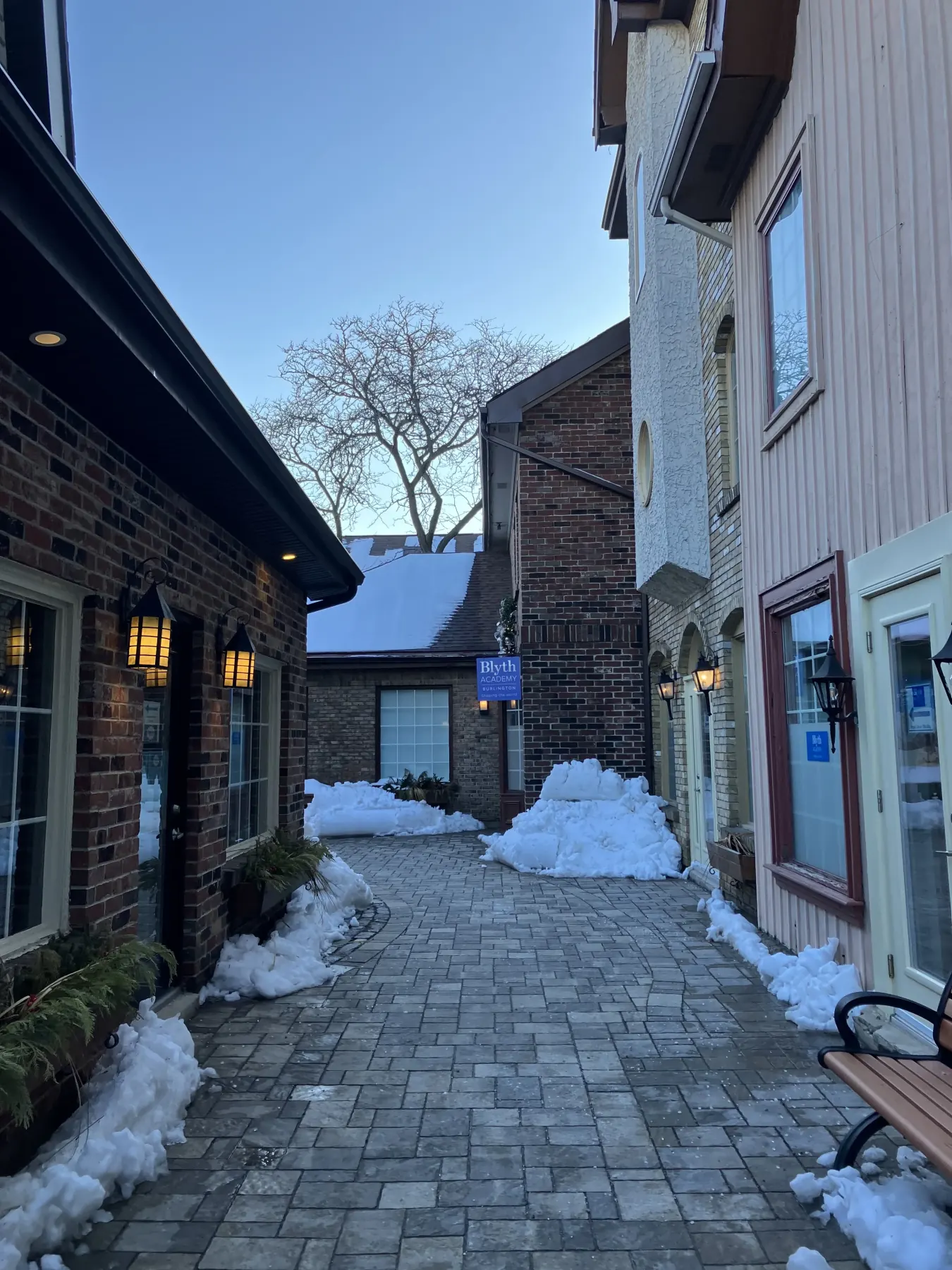 Passagem pedestre entre edifícios de Burlington Village Square no inverno