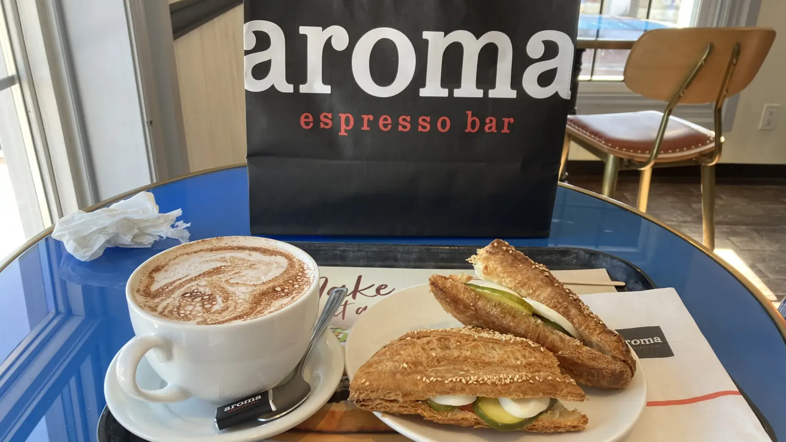 Almoço e chá com leite chai exclusivo da Aroma no Aroma Espresso Bar no centro de Oakville