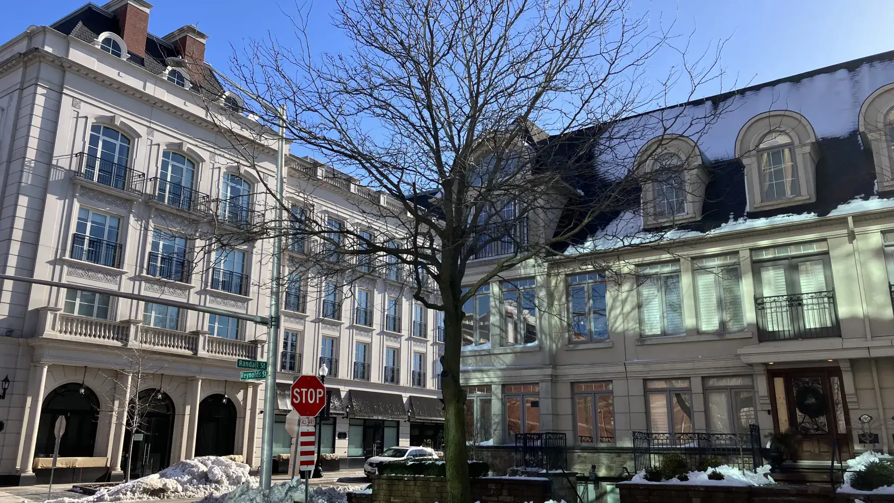 Arquitetura e vitrines do centro de Oakville sob a luz solar do inverno