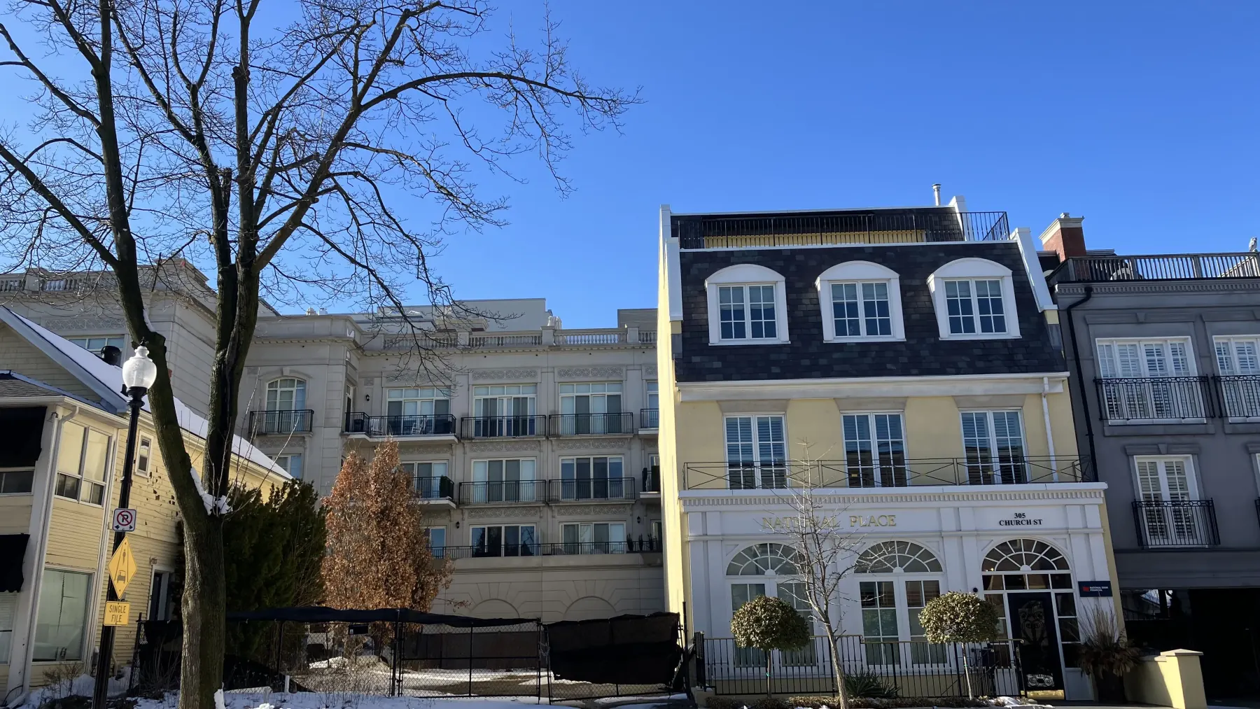 Edifícios e vitrines mais antigos no centro de Oakville em um dia claro de inverno