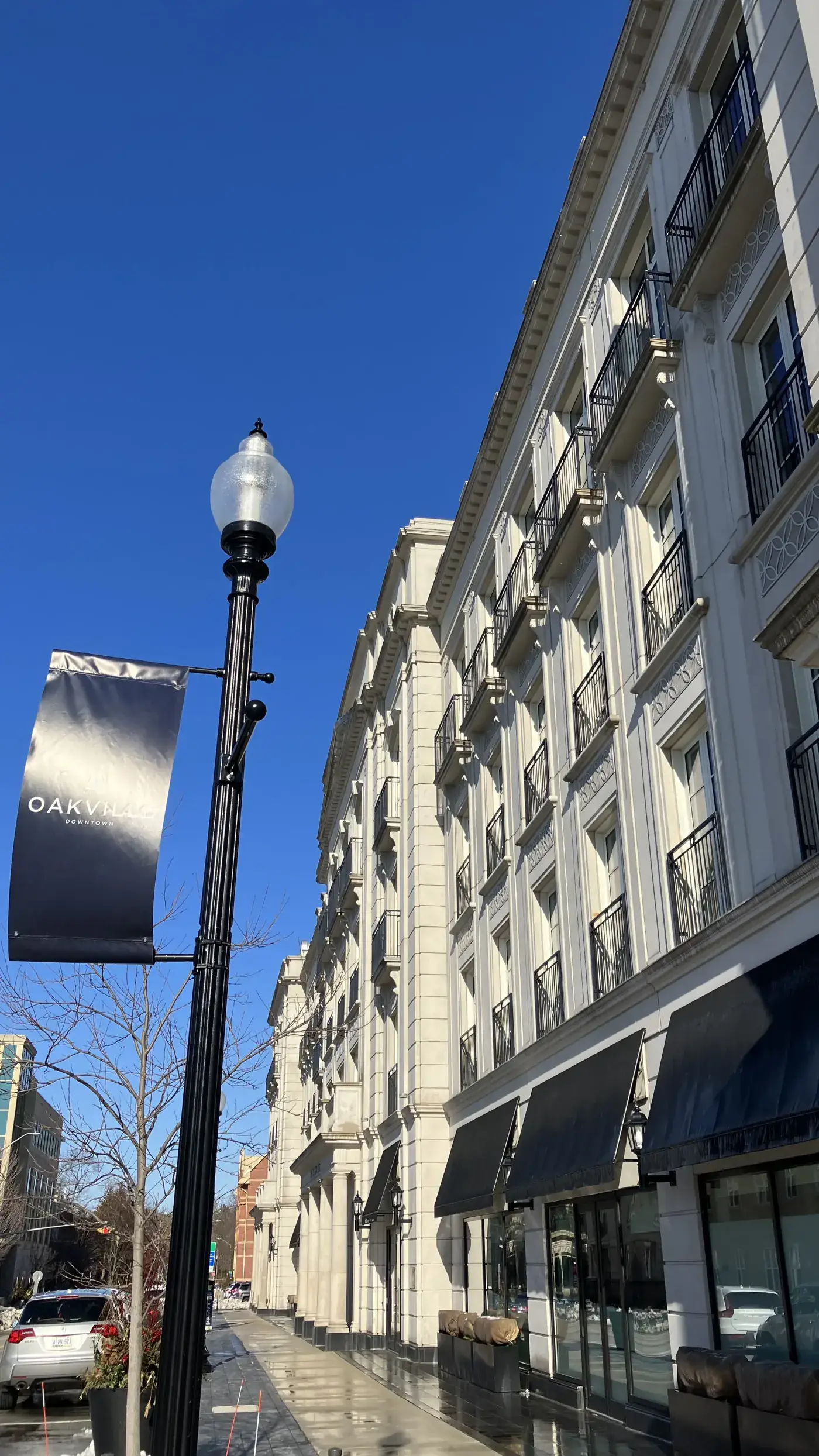 Paisagem urbana da Oakville Lakeshore Road com edifícios de aparência histórica