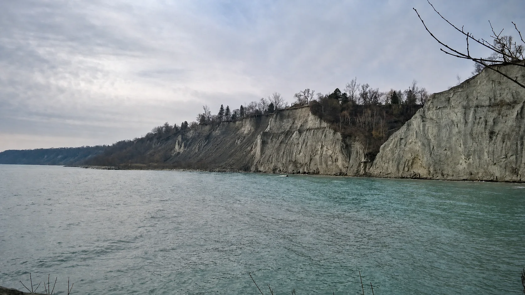 Long view of the Scarborough Bluffs cliffs meeting Lake Ontario