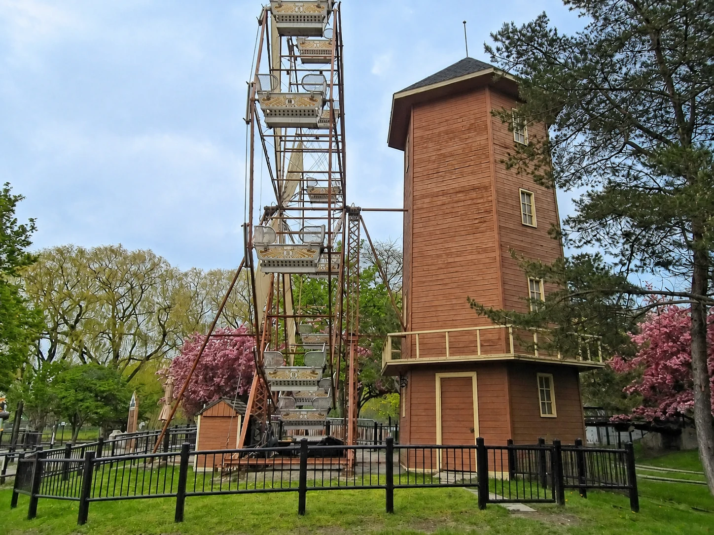 Centreville Ferris wheel and wooden building on Centre Island