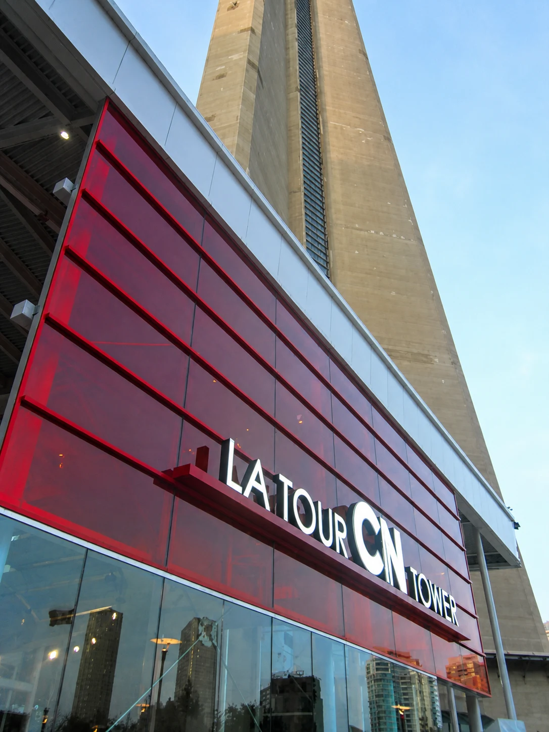CN Tower کا بیرونی منظر 2